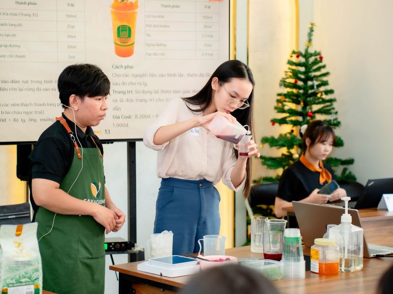 Học viên được trực tiếp tham gia thực hành một số đồ uống trong buổi Workshop Học viên được trực tiếp tham gia thực hành một số đồ uống trong buổi Workshop